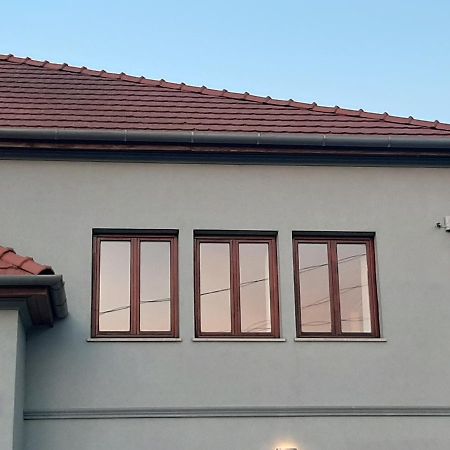 Megyeri Apartman Pocsmegyer Ngoại thất bức ảnh